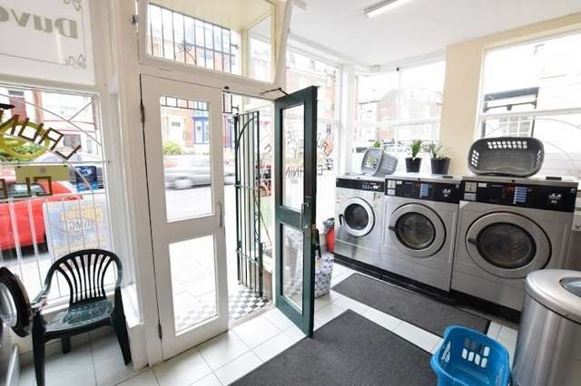 M & LJ Launderette