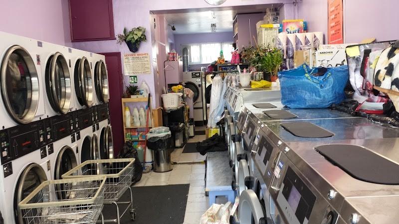 Wash 'n' Roll launderette photo